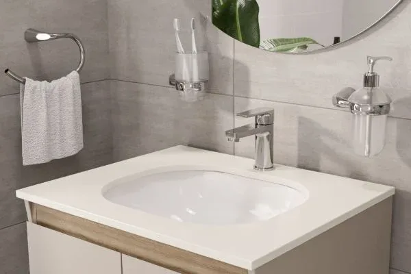 Instalación de un accesorio de baño en una vivienda de Pamplona