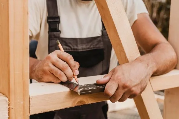 Manitas ajustando una puerta de madera en una vivienda de Pamplona