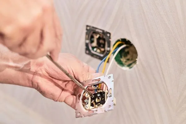 Manitas revisando un enchufe en una vivienda de Pamplona