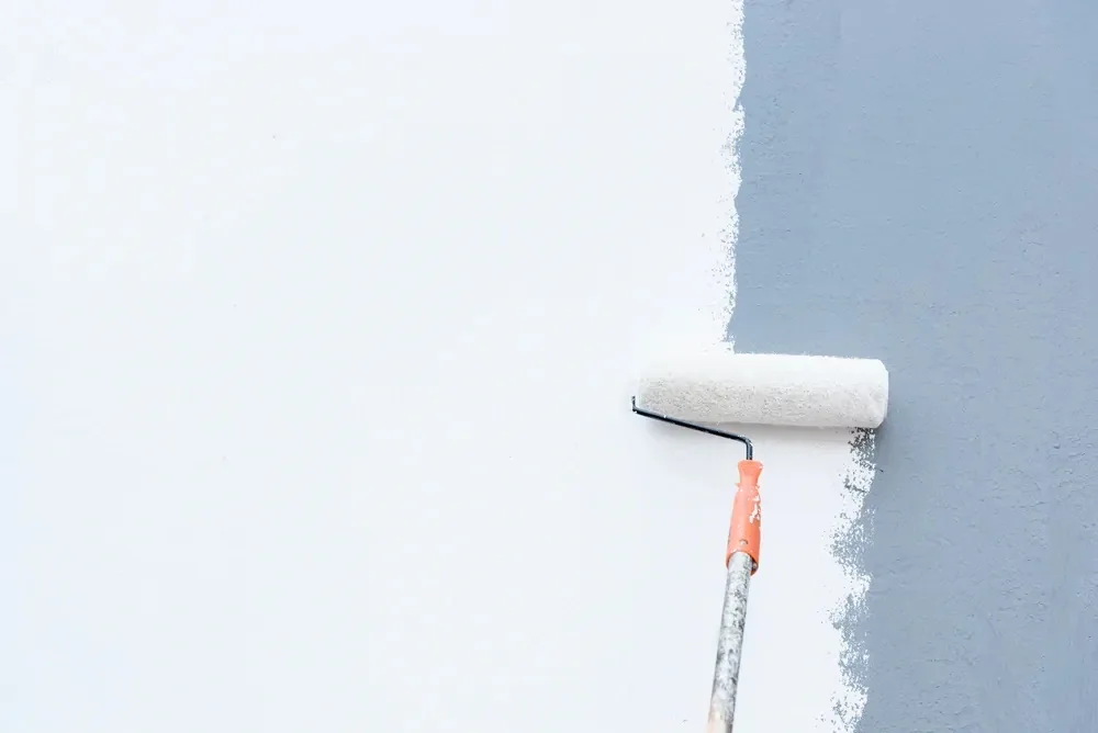 Manitas pintando una pared en una vivienda de Pamplona