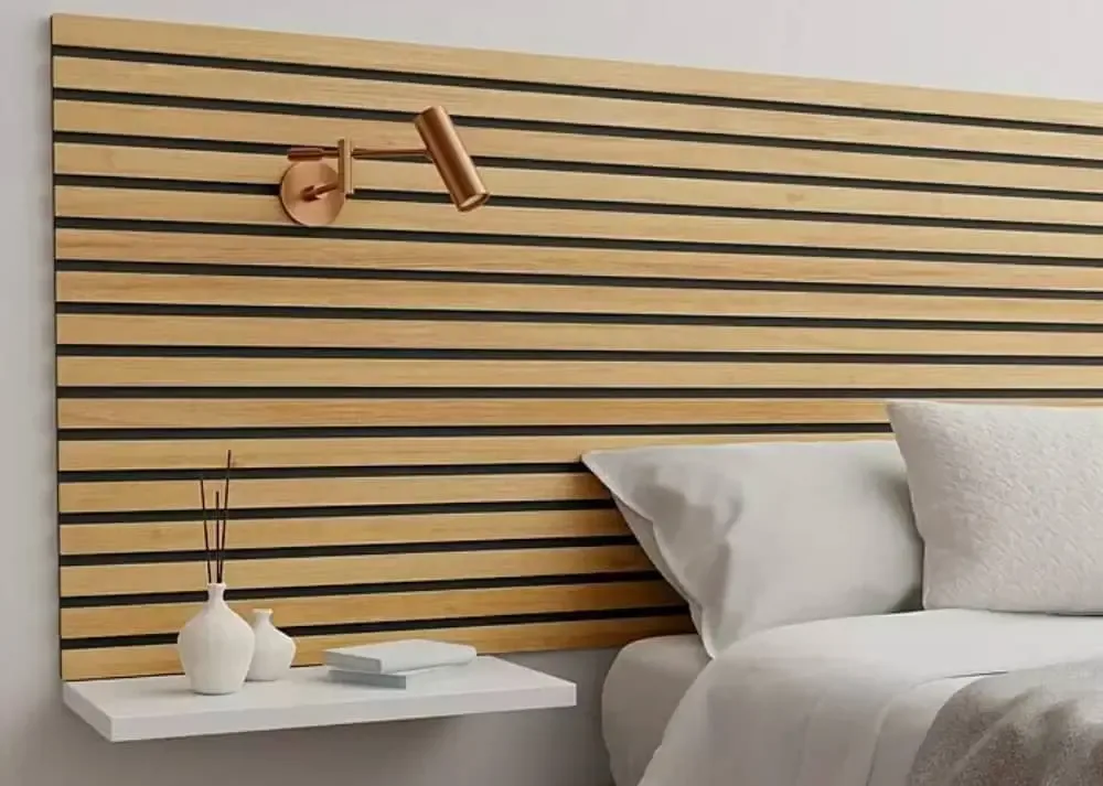 Instalación de papel pintado en una pared de una vivienda de Pamplona