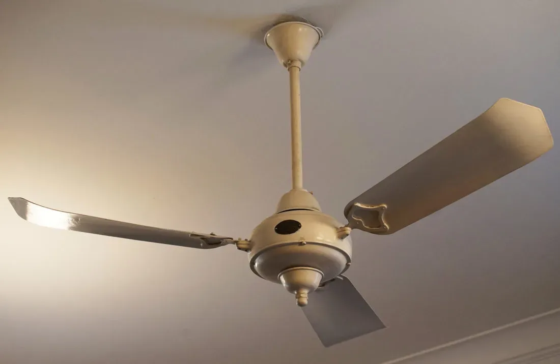 Instalación de un ventilador de techo en un domicilio de Pamplona